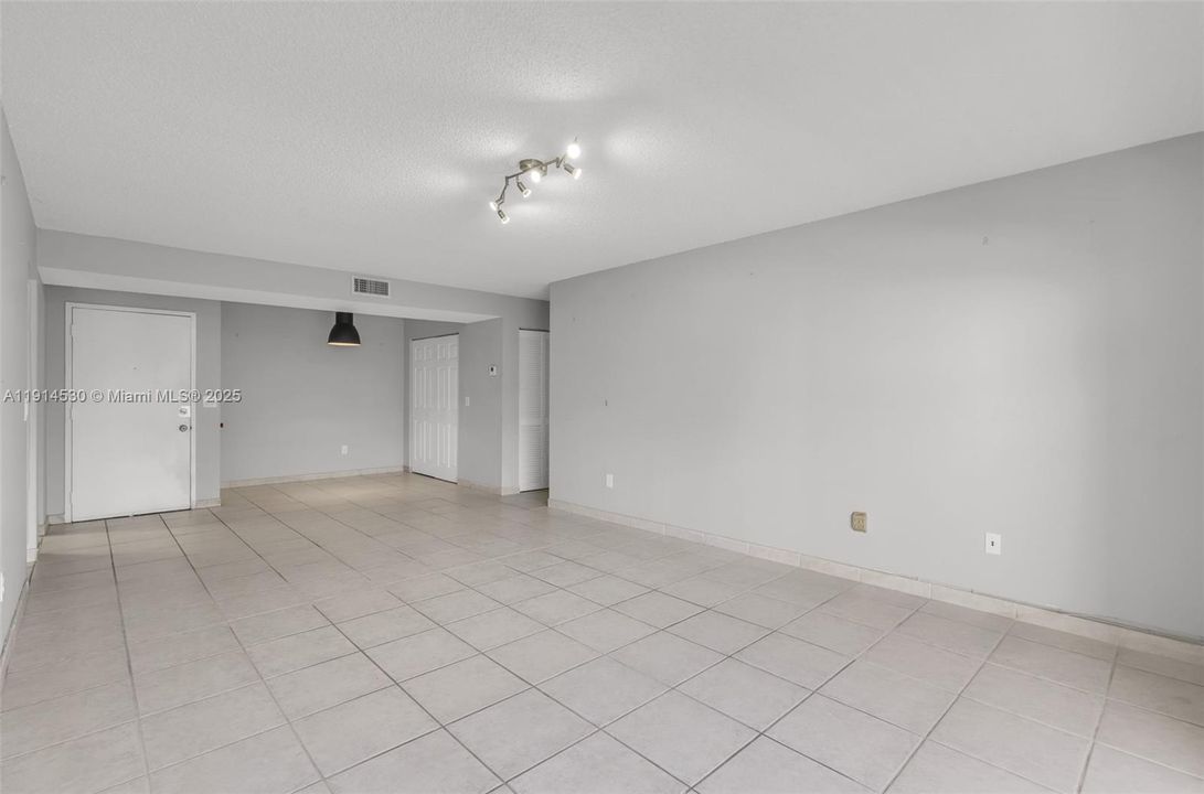 出租: $2,200 (2 贝兹, 2 浴室, 1075 平方英尺)