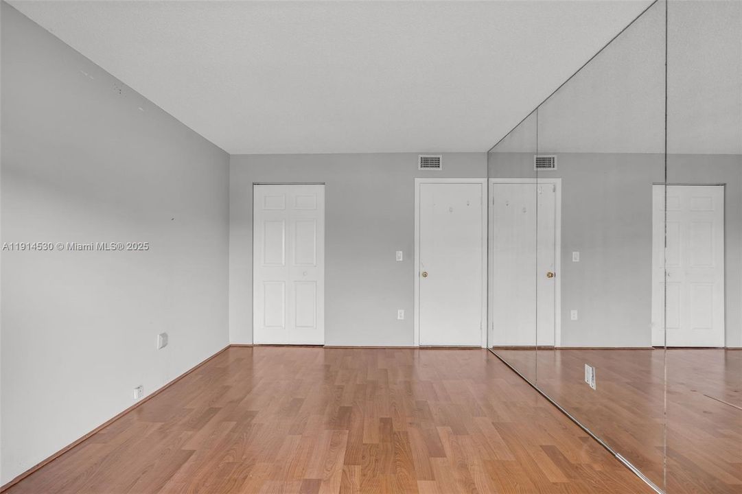 出租: $2,200 (2 贝兹, 2 浴室, 1075 平方英尺)