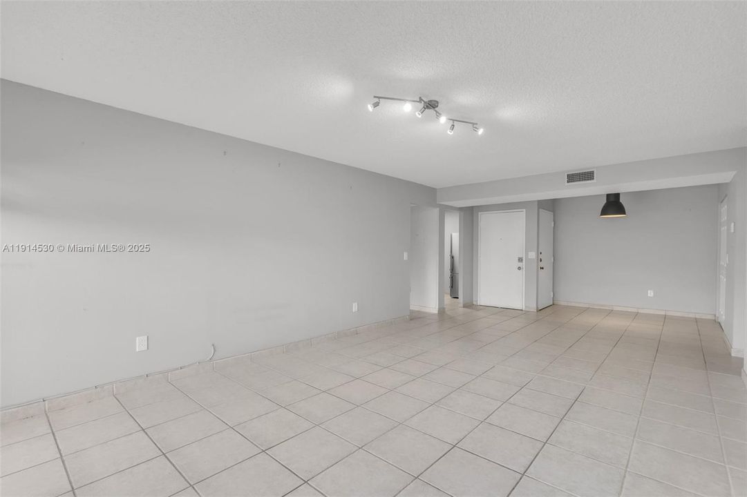 出租: $2,200 (2 贝兹, 2 浴室, 1075 平方英尺)