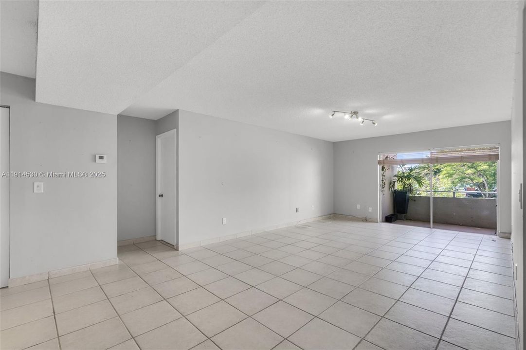 出租: $2,200 (2 贝兹, 2 浴室, 1075 平方英尺)