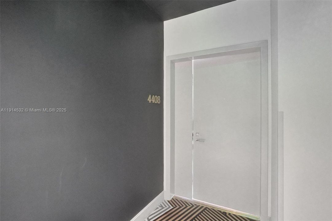 Под контрактом: $5,900 (2 спален, 2 ванн, 1054 Квадратных фут)