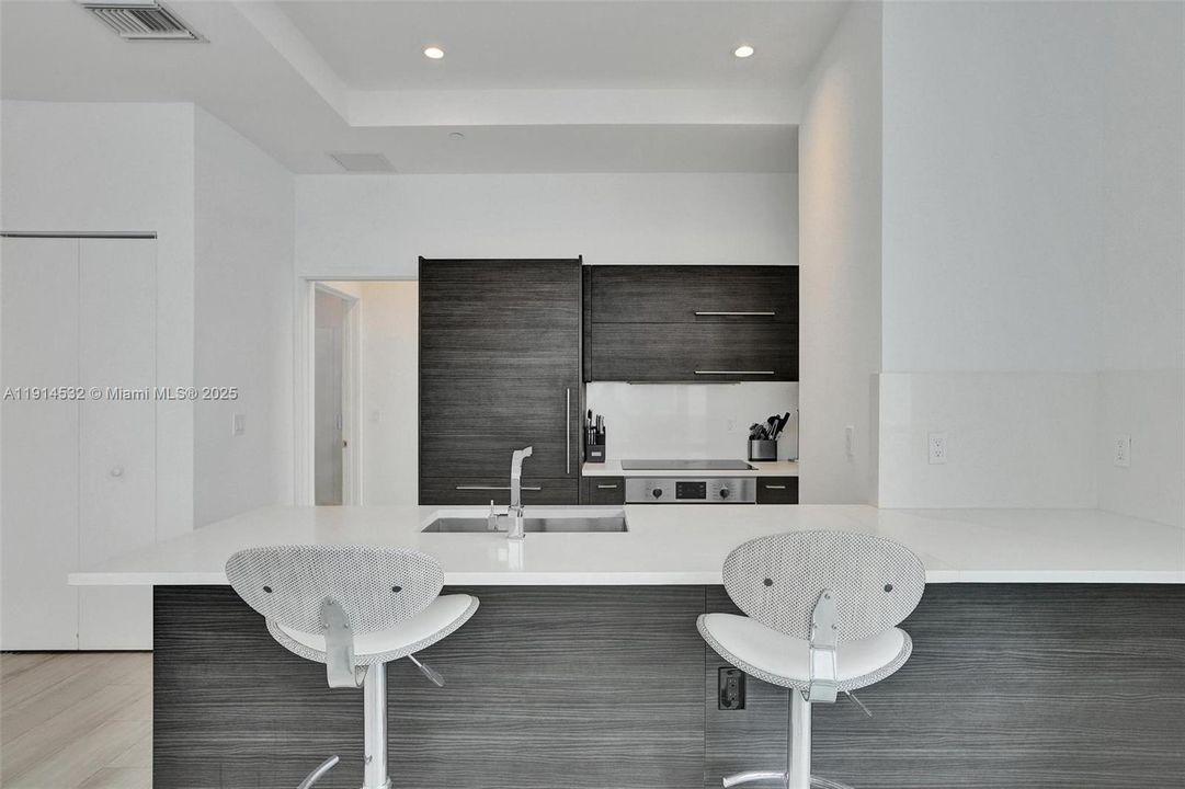 Под контрактом: $5,900 (2 спален, 2 ванн, 1054 Квадратных фут)