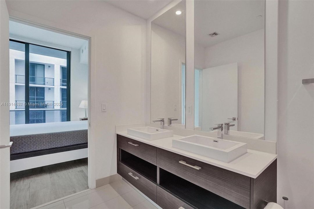 Под контрактом: $5,900 (2 спален, 2 ванн, 1054 Квадратных фут)