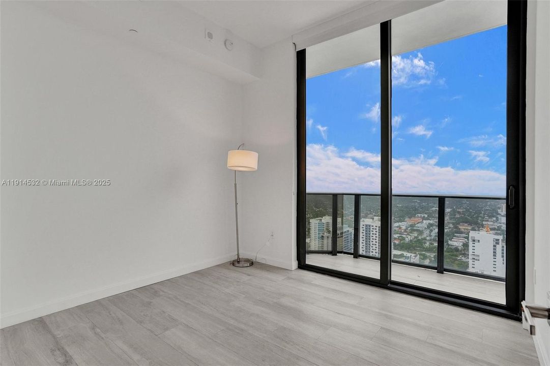 Под контрактом: $5,900 (2 спален, 2 ванн, 1054 Квадратных фут)