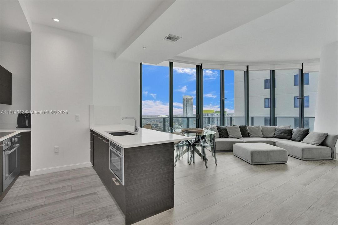 Под контрактом: $5,900 (2 спален, 2 ванн, 1054 Квадратных фут)