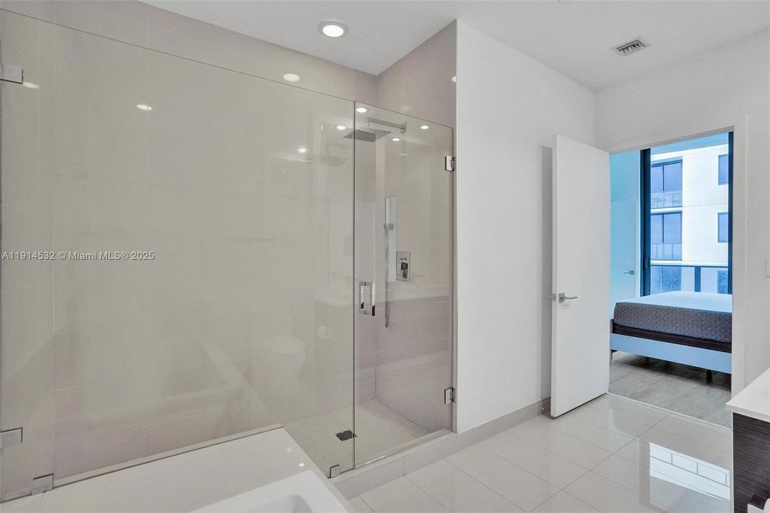 Под контрактом: $5,900 (2 спален, 2 ванн, 1054 Квадратных фут)