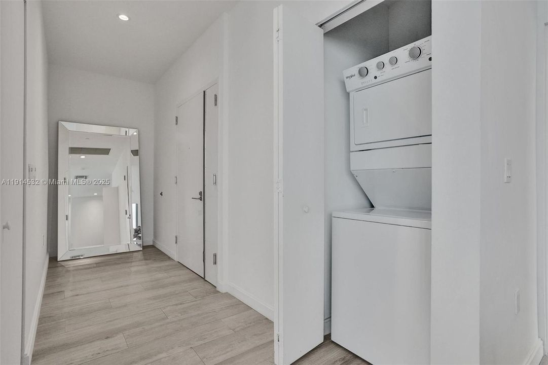 Под контрактом: $5,900 (2 спален, 2 ванн, 1054 Квадратных фут)