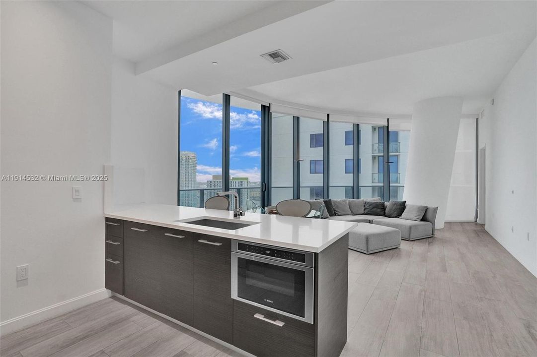 Под контрактом: $5,900 (2 спален, 2 ванн, 1054 Квадратных фут)