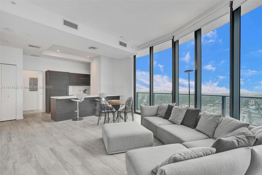 Под контрактом: $5,900 (2 спален, 2 ванн, 1054 Квадратных фут)