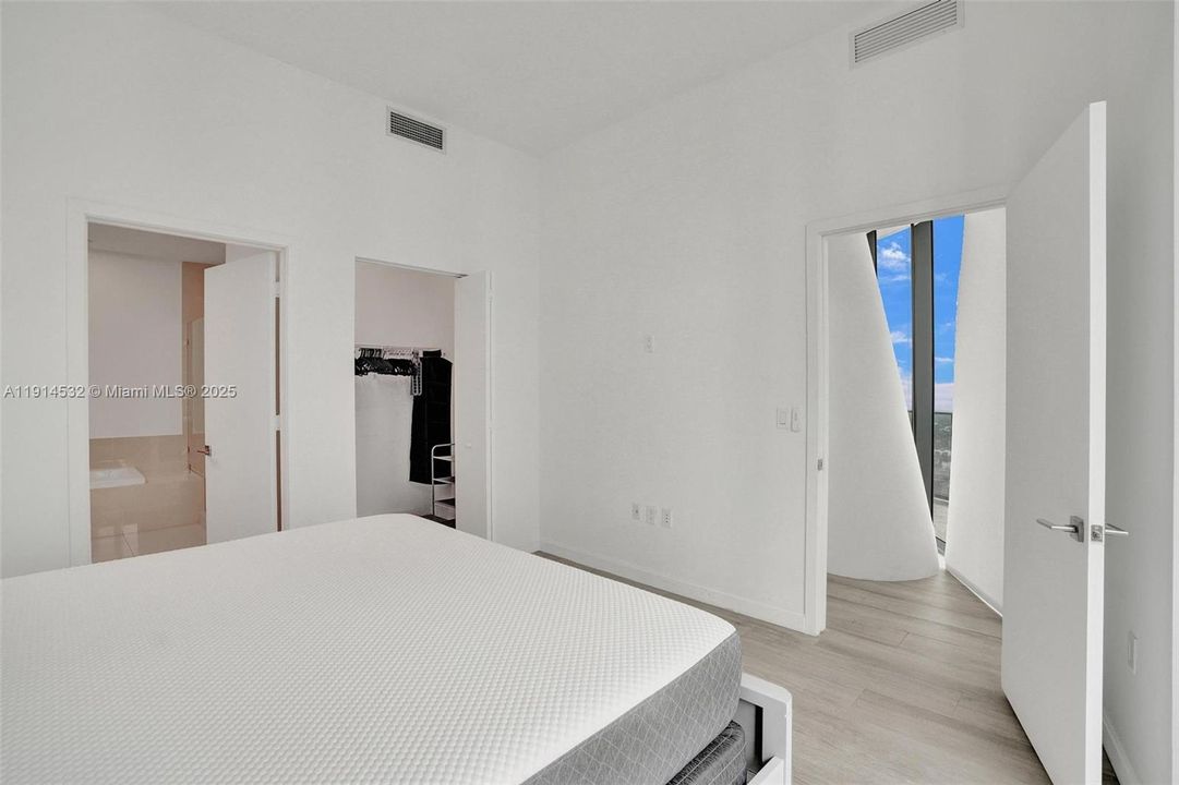 Под контрактом: $5,900 (2 спален, 2 ванн, 1054 Квадратных фут)