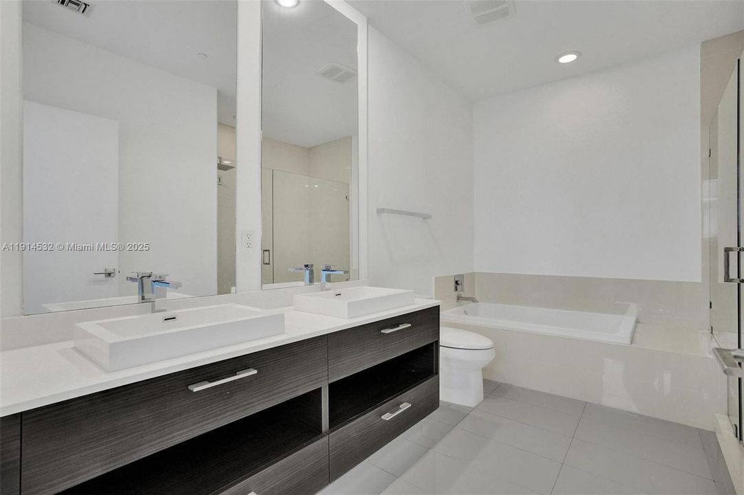 Под контрактом: $5,900 (2 спален, 2 ванн, 1054 Квадратных фут)