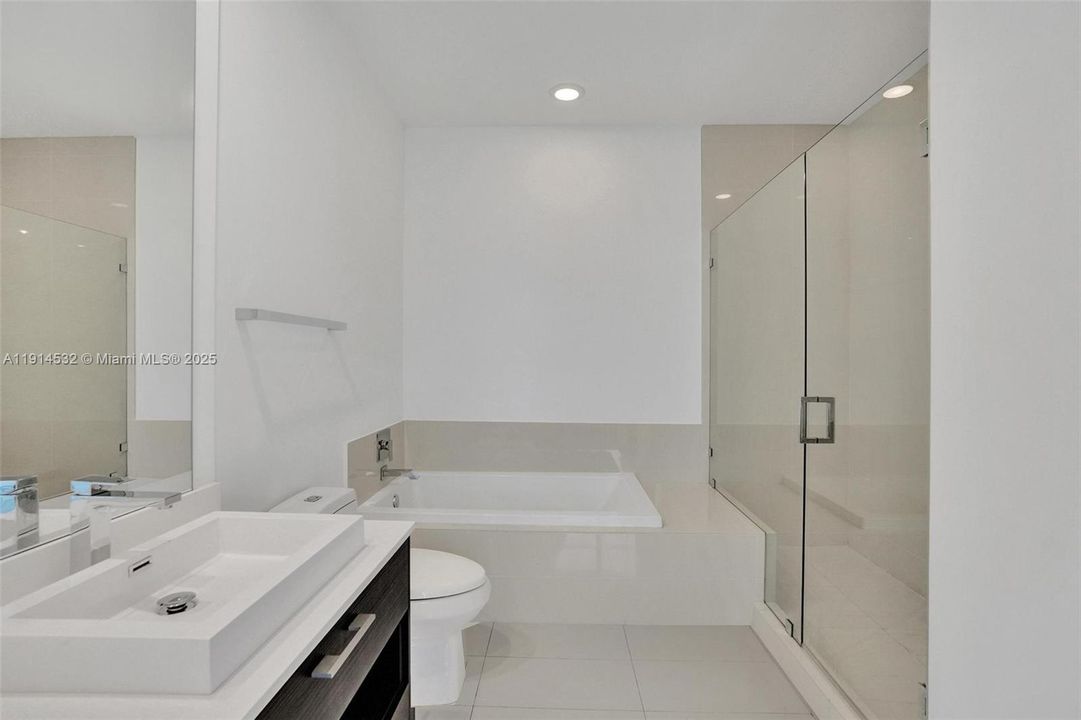 Под контрактом: $5,900 (2 спален, 2 ванн, 1054 Квадратных фут)