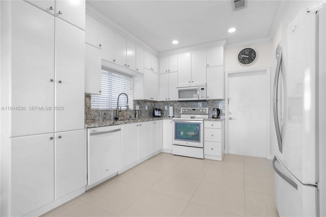 В аренду: $4,600 (3 спален, 2 ванн, 1431 Квадратных фут)