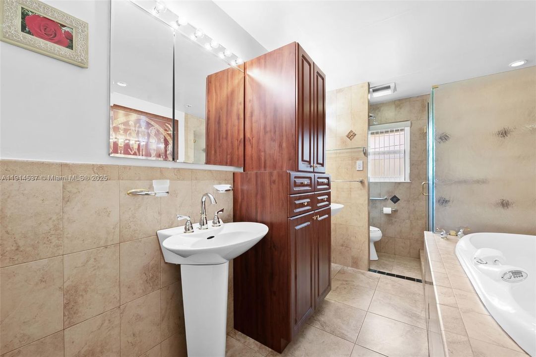 待售: $880,000 (3 贝兹, 2 浴室, 2354 平方英尺)