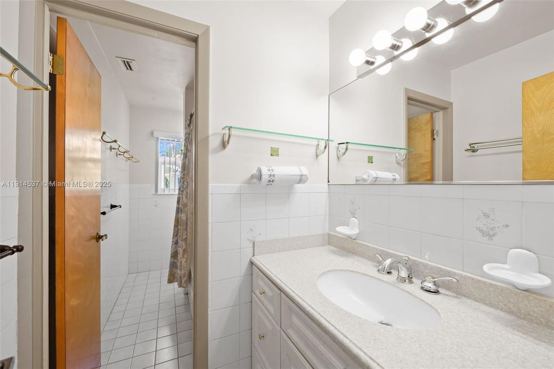 待售: $880,000 (3 贝兹, 2 浴室, 2354 平方英尺)