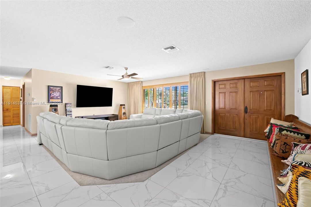 待售: $880,000 (3 贝兹, 2 浴室, 2354 平方英尺)