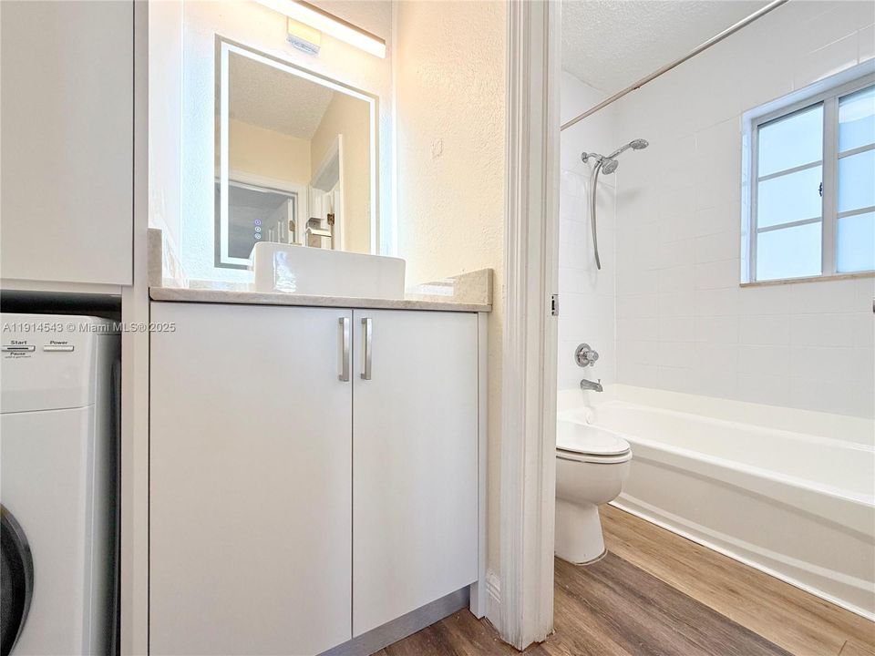 Recently Rented: $2,300 (2 beds, 1 baths, 1005 Square Feet)