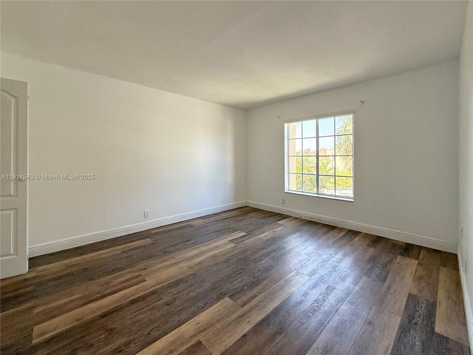 Recently Rented: $2,300 (2 beds, 1 baths, 1005 Square Feet)
