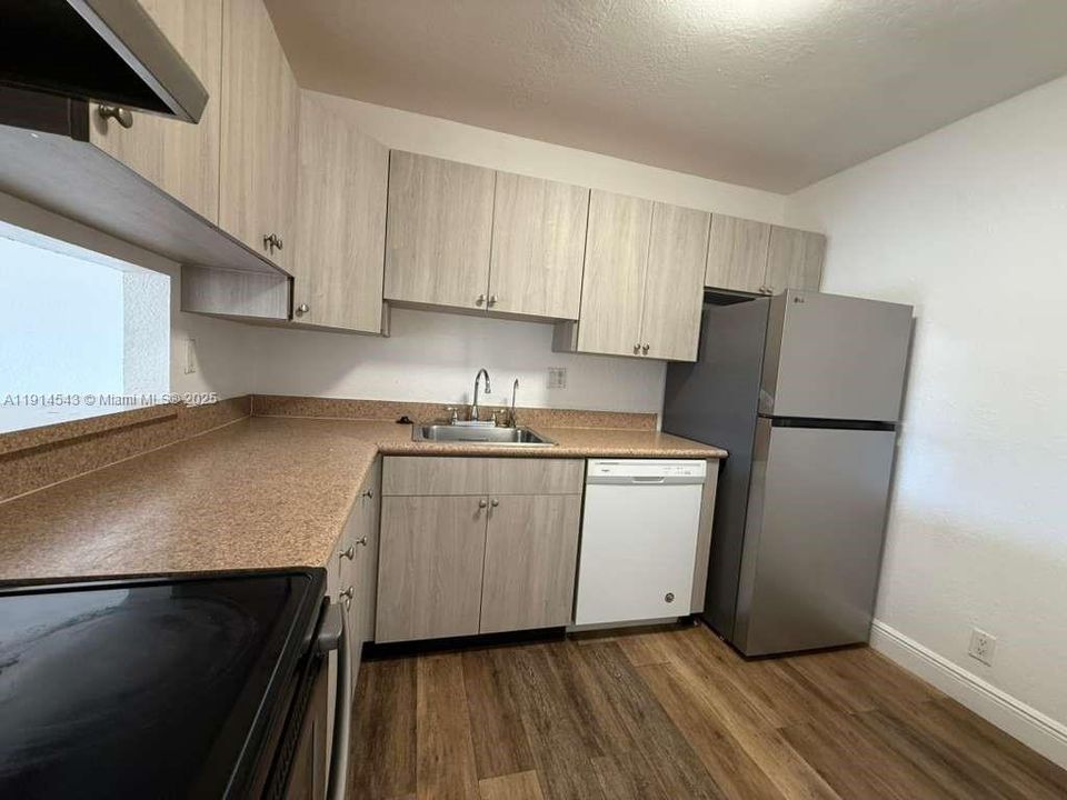 Recently Rented: $2,300 (2 beds, 1 baths, 1005 Square Feet)