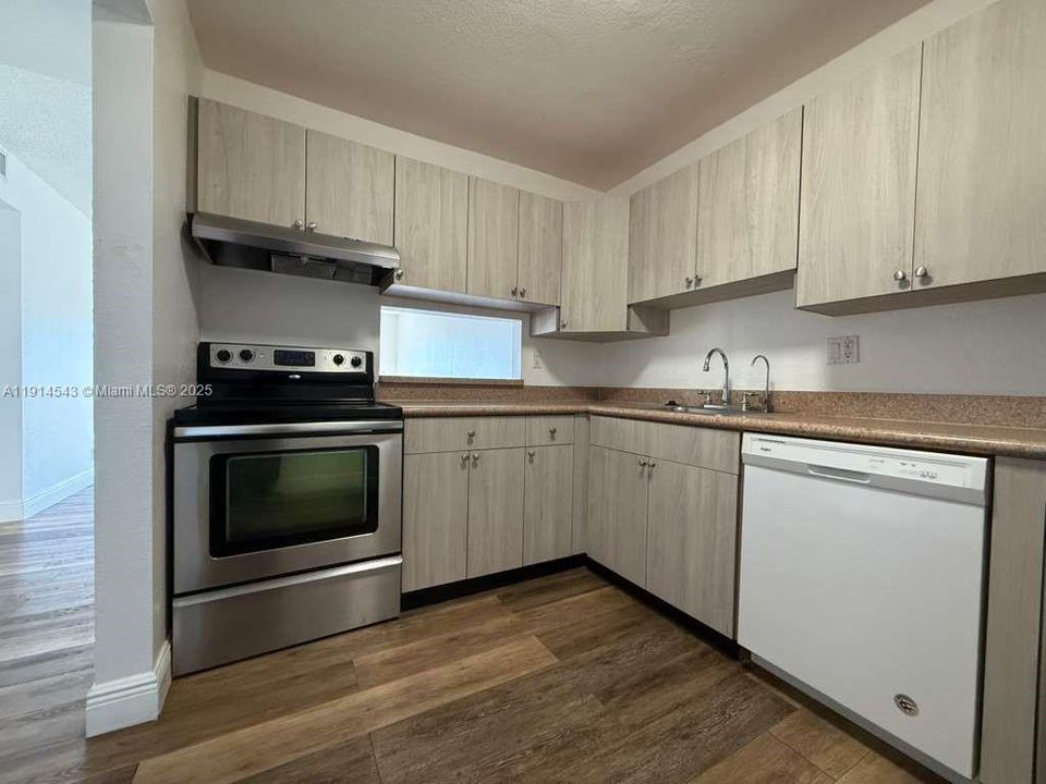 Recently Rented: $2,300 (2 beds, 1 baths, 1005 Square Feet)