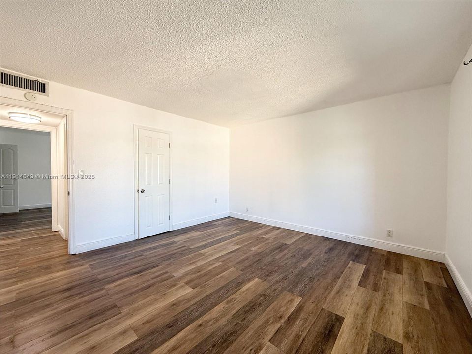 Recently Rented: $2,300 (2 beds, 1 baths, 1005 Square Feet)