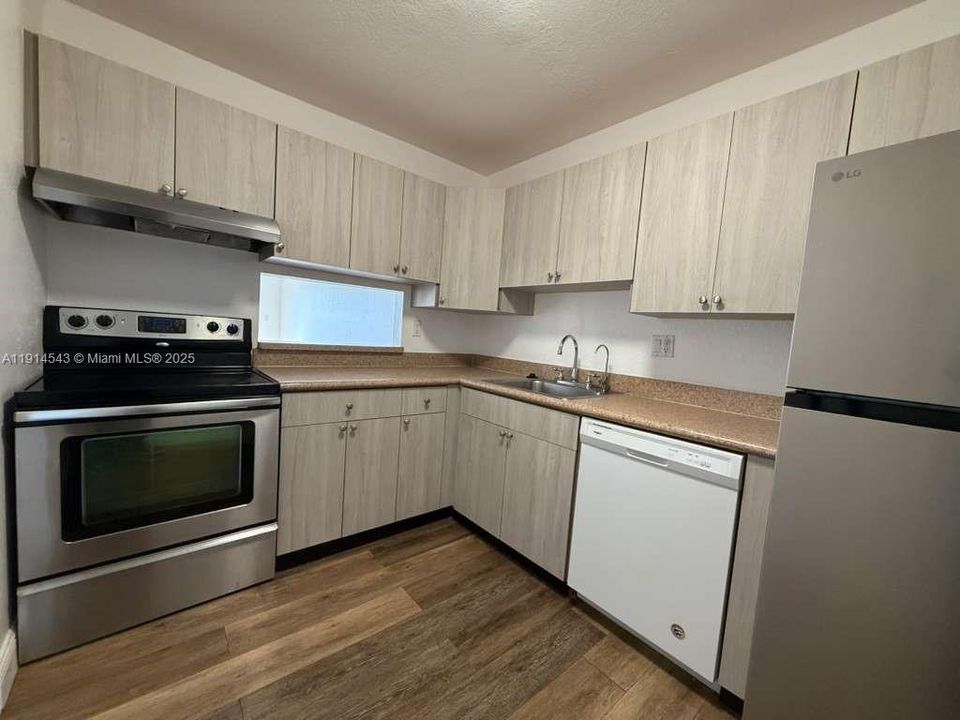 Recently Rented: $2,300 (2 beds, 1 baths, 1005 Square Feet)