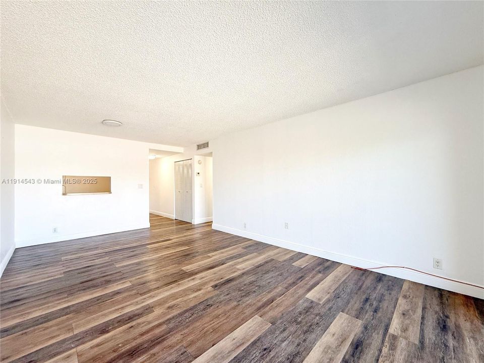 Recently Rented: $2,300 (2 beds, 1 baths, 1005 Square Feet)