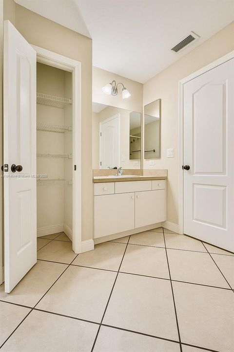 For Rent: $1,600 (3 beds, 1 baths, 0 Square Feet)