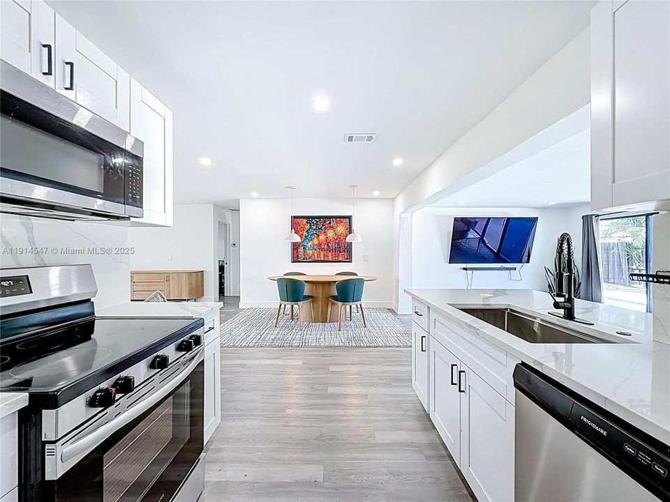 出租: $4,200 (3 贝兹, 2 浴室, 1431 平方英尺)