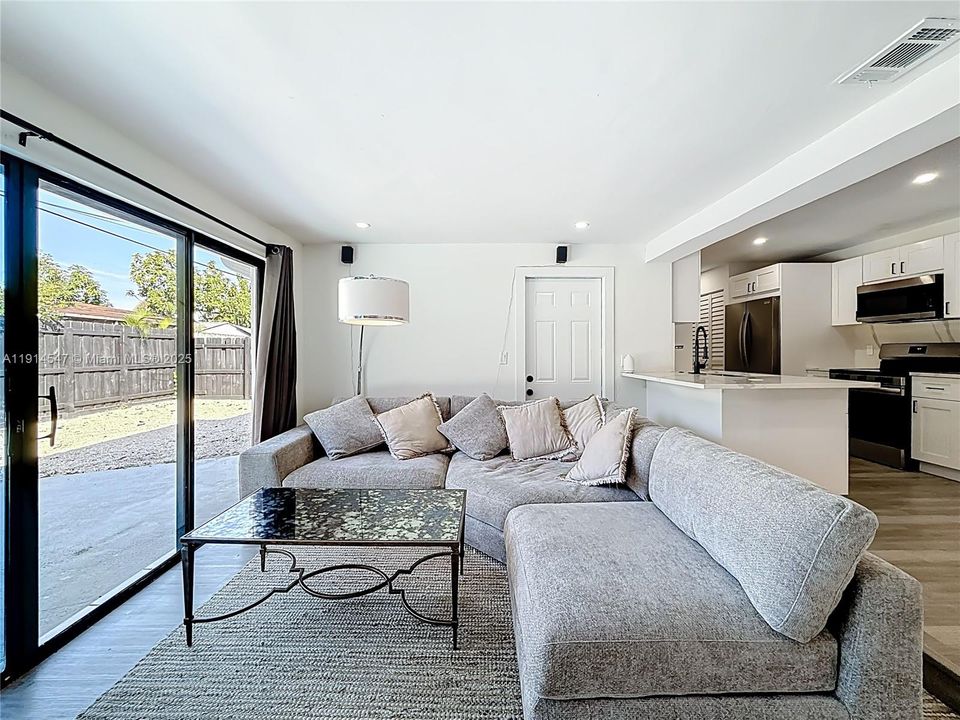 出租: $4,200 (3 贝兹, 2 浴室, 1431 平方英尺)