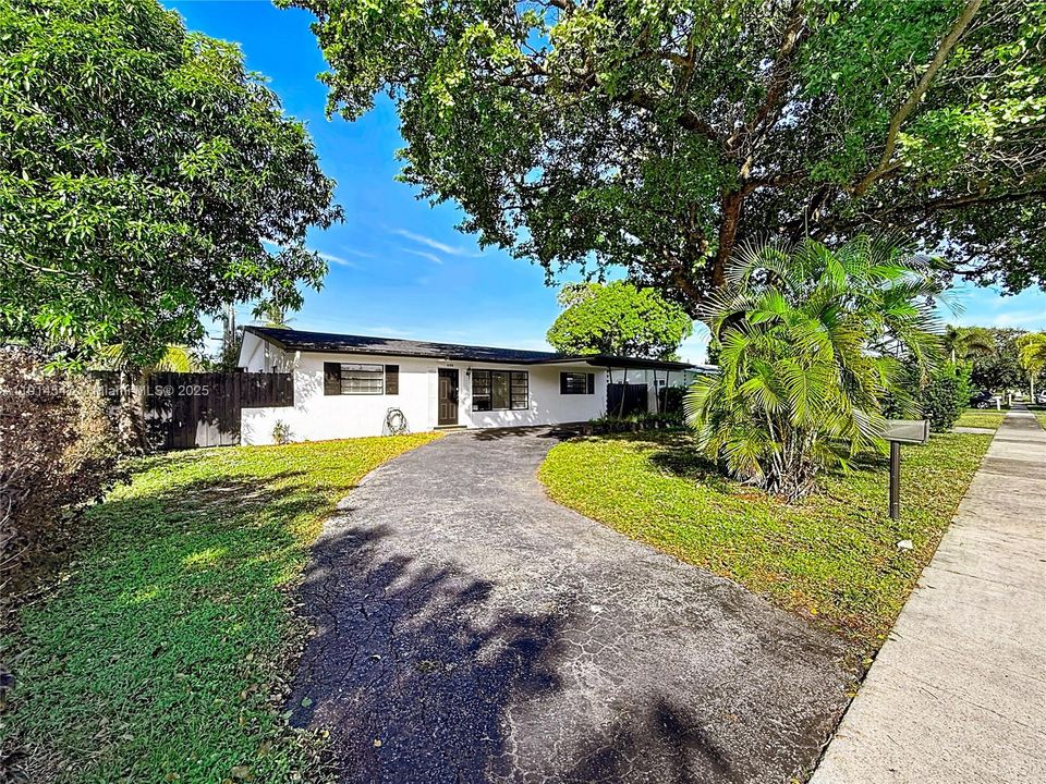 出租: $4,200 (3 贝兹, 2 浴室, 1431 平方英尺)