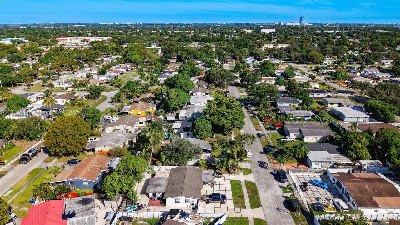 出租: $4,200 (3 贝兹, 2 浴室, 1431 平方英尺)