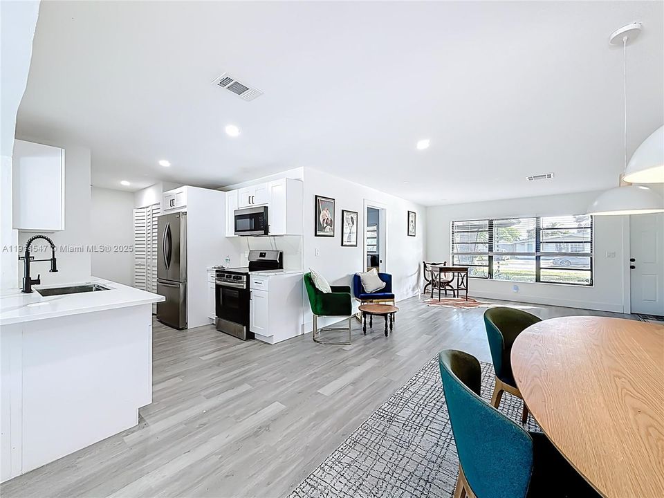 出租: $4,200 (3 贝兹, 2 浴室, 1431 平方英尺)