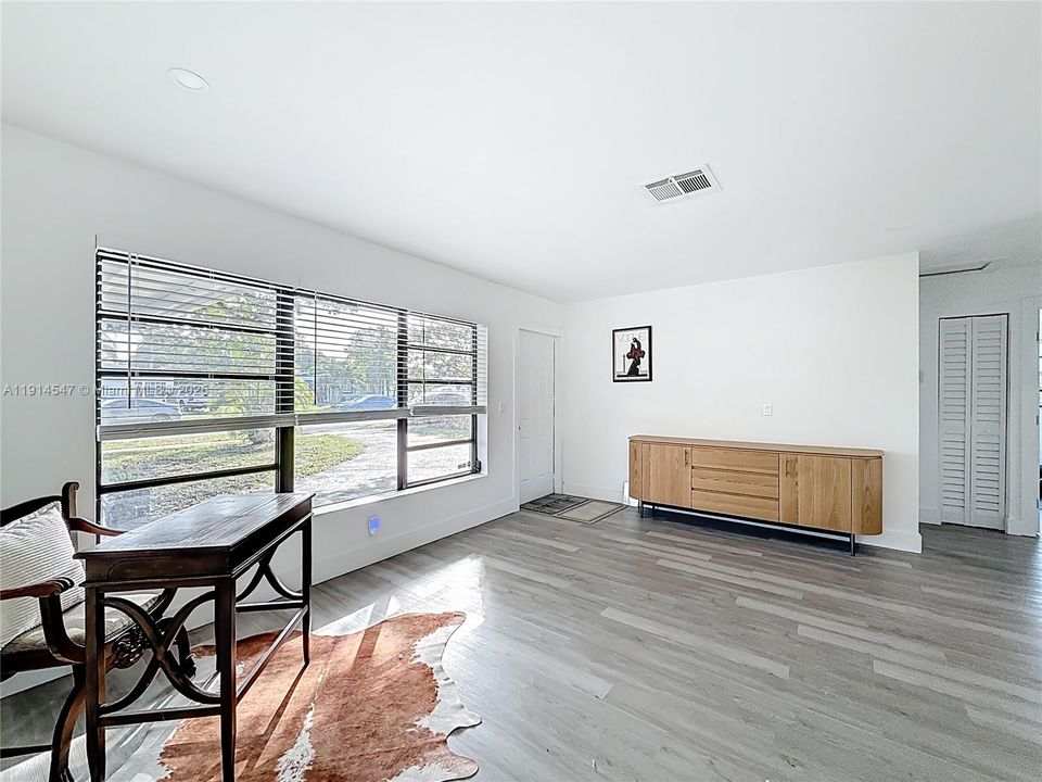 出租: $4,200 (3 贝兹, 2 浴室, 1431 平方英尺)