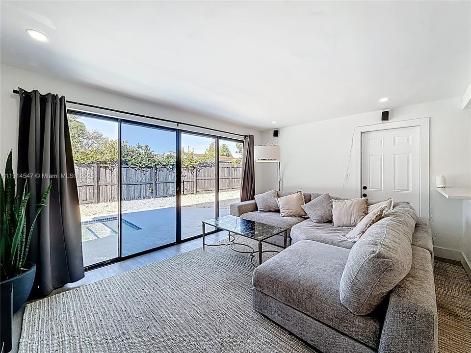 出租: $4,200 (3 贝兹, 2 浴室, 1431 平方英尺)