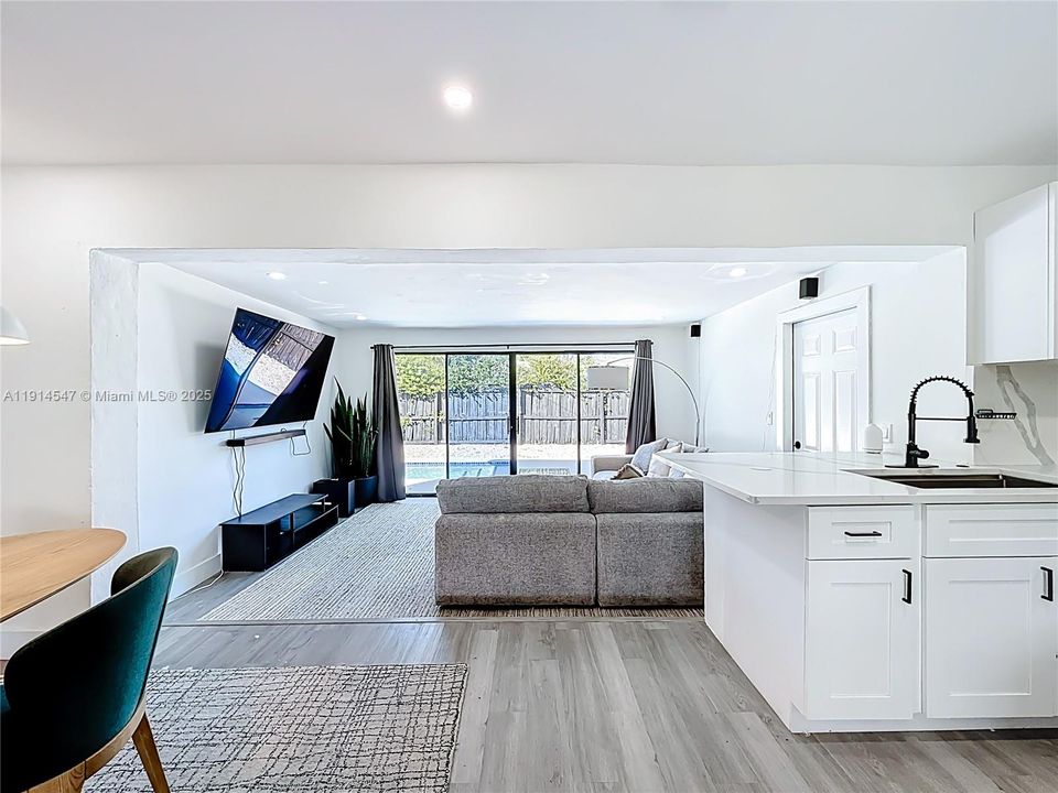 出租: $4,200 (3 贝兹, 2 浴室, 1431 平方英尺)