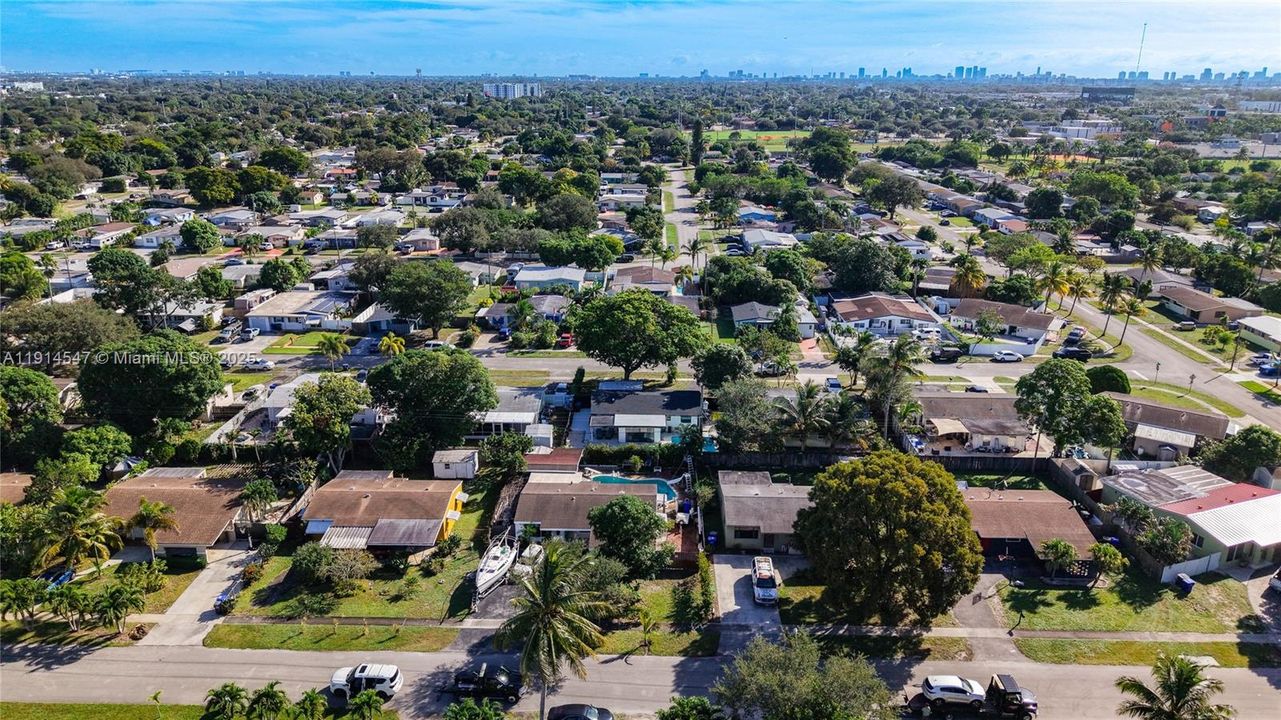 出租: $4,200 (3 贝兹, 2 浴室, 1431 平方英尺)