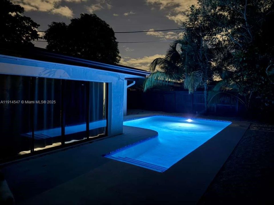 出租: $4,200 (3 贝兹, 2 浴室, 1431 平方英尺)