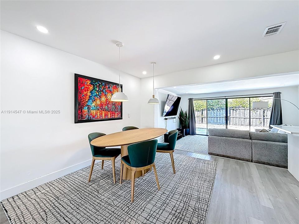 出租: $4,200 (3 贝兹, 2 浴室, 1431 平方英尺)