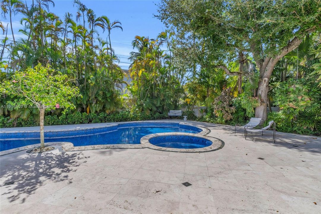 出租: $12,500 (3 贝兹, 2 浴室, 2466 平方英尺)