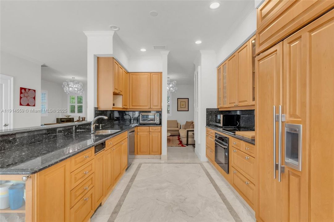 出租: $12,500 (3 贝兹, 2 浴室, 2466 平方英尺)