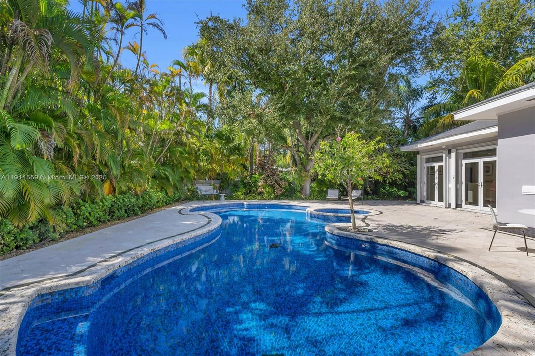 出租: $12,500 (3 贝兹, 2 浴室, 2466 平方英尺)