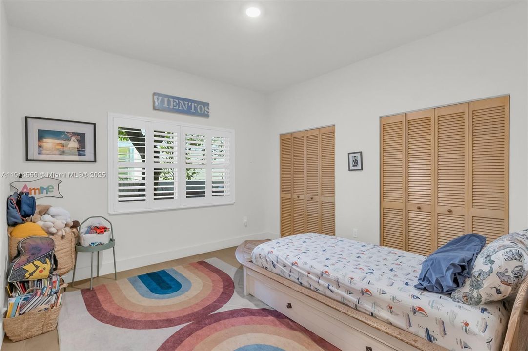 出租: $12,500 (3 贝兹, 2 浴室, 2466 平方英尺)