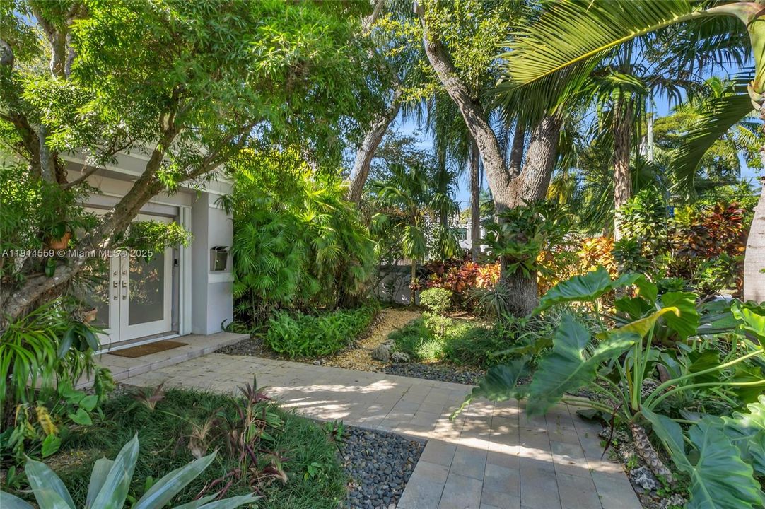 出租: $12,500 (3 贝兹, 2 浴室, 2466 平方英尺)