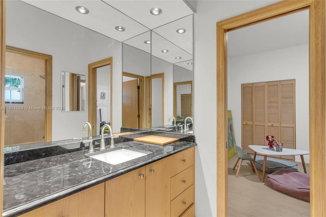 出租: $12,500 (3 贝兹, 2 浴室, 2466 平方英尺)