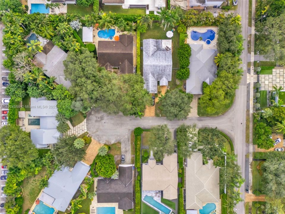 出租: $12,500 (3 贝兹, 2 浴室, 2466 平方英尺)