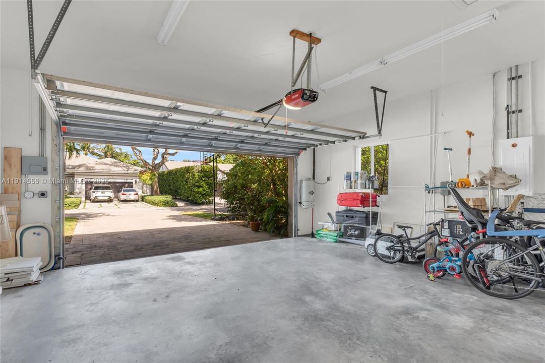 出租: $12,500 (3 贝兹, 2 浴室, 2466 平方英尺)