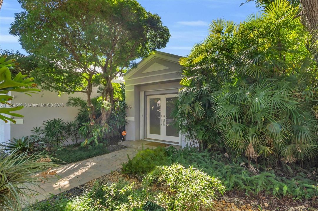 出租: $12,500 (3 贝兹, 2 浴室, 2466 平方英尺)