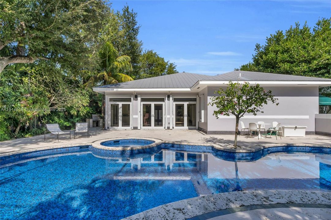 出租: $12,500 (3 贝兹, 2 浴室, 2466 平方英尺)