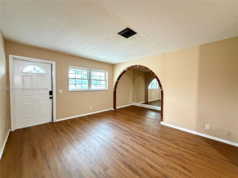 En Renta: $3,995 (5 camas, 2 baños, 1480 Pies cuadrados)